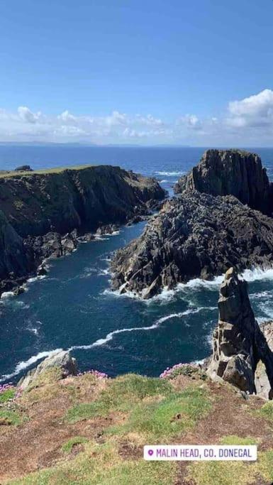 Cosy Portmor Log Cabin- Sea Views, Deck & Relaxation Malin Head エクステリア 写真