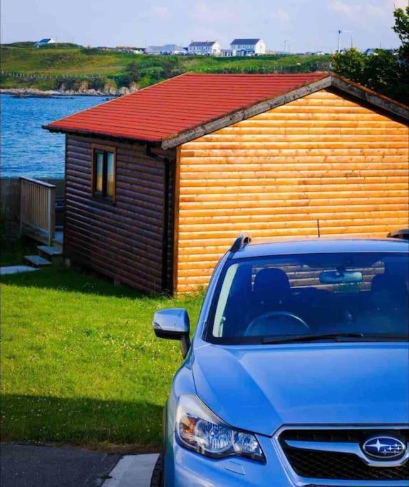 Cosy Portmor Log Cabin- Sea Views, Deck & Relaxation Malin Head エクステリア 写真