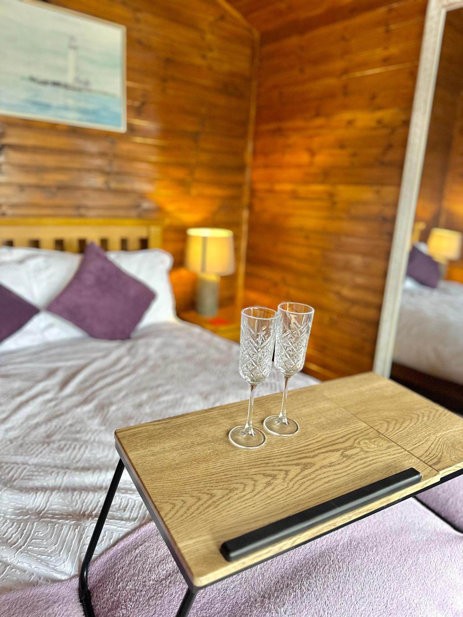 Cosy Portmor Log Cabin- Sea Views, Deck & Relaxation Malin Head エクステリア 写真