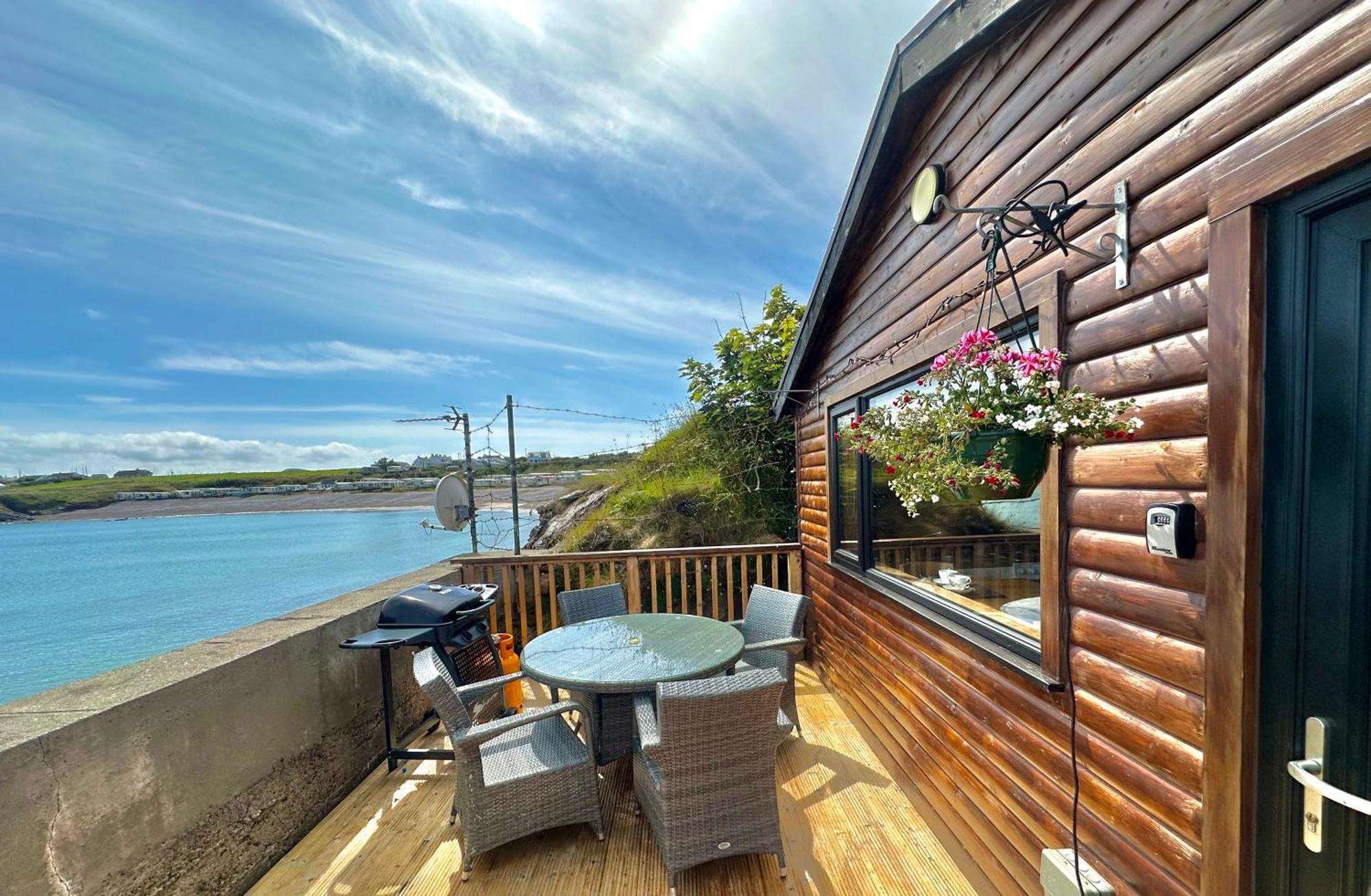 Cosy Portmor Log Cabin- Sea Views, Deck & Relaxation Malin Head エクステリア 写真