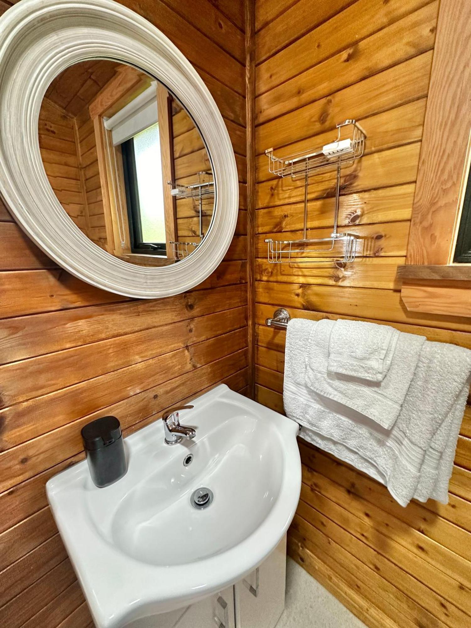 Cosy Portmor Log Cabin- Sea Views, Deck & Relaxation Malin Head エクステリア 写真