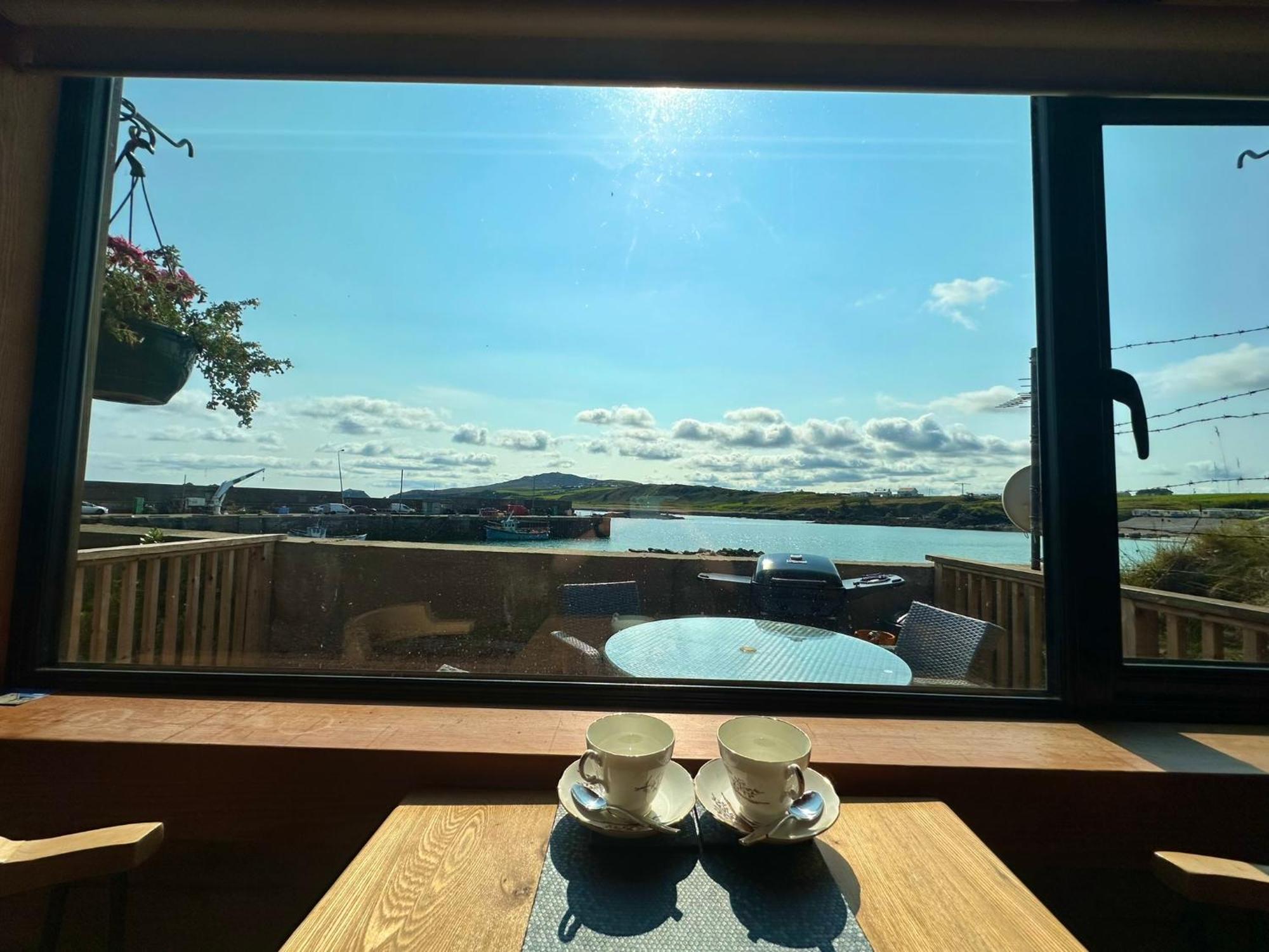 Cosy Portmor Log Cabin- Sea Views, Deck & Relaxation Malin Head エクステリア 写真