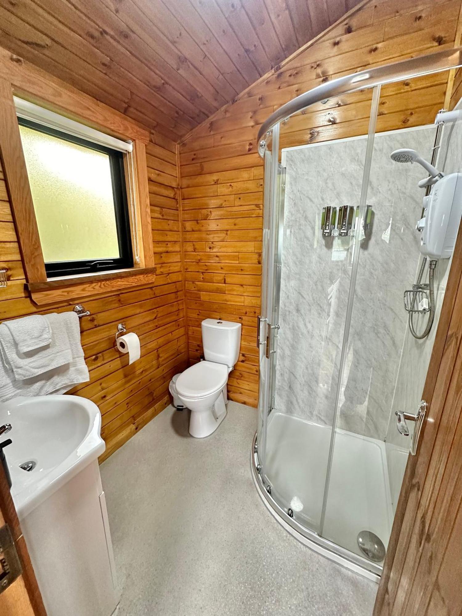 Cosy Portmor Log Cabin- Sea Views, Deck & Relaxation Malin Head エクステリア 写真